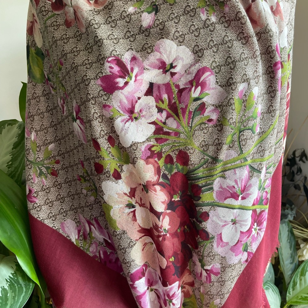 Gucci Monogram Floral Wool lightweight Wrap Shawl. - Picture 7 of 15